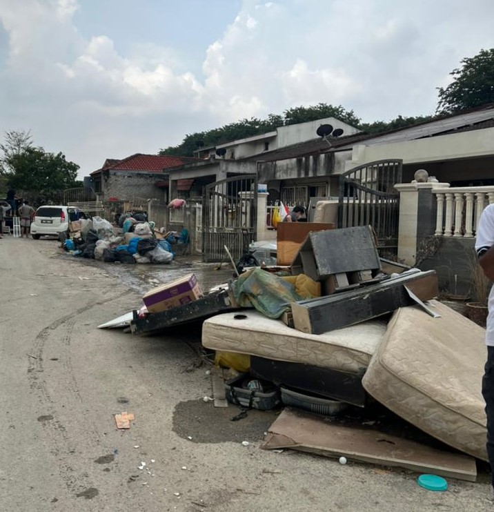 Stronger Together: AsiaHeroes Volunteers Join Cleaning Efforts In Sri Muda